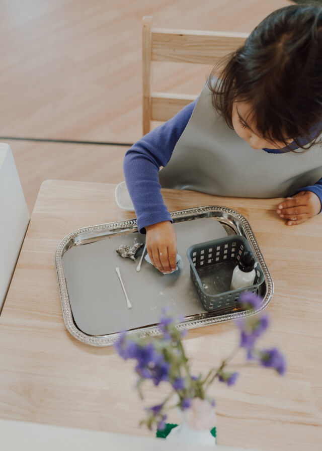Transfer work with small pitchers on a tray
