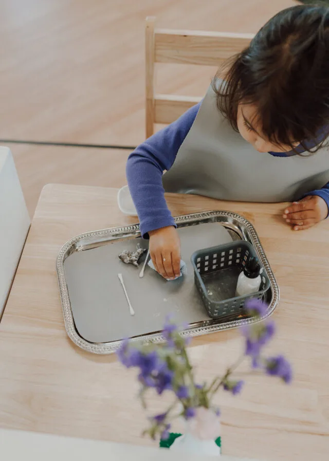 Transfer work with small pitchers on a tray