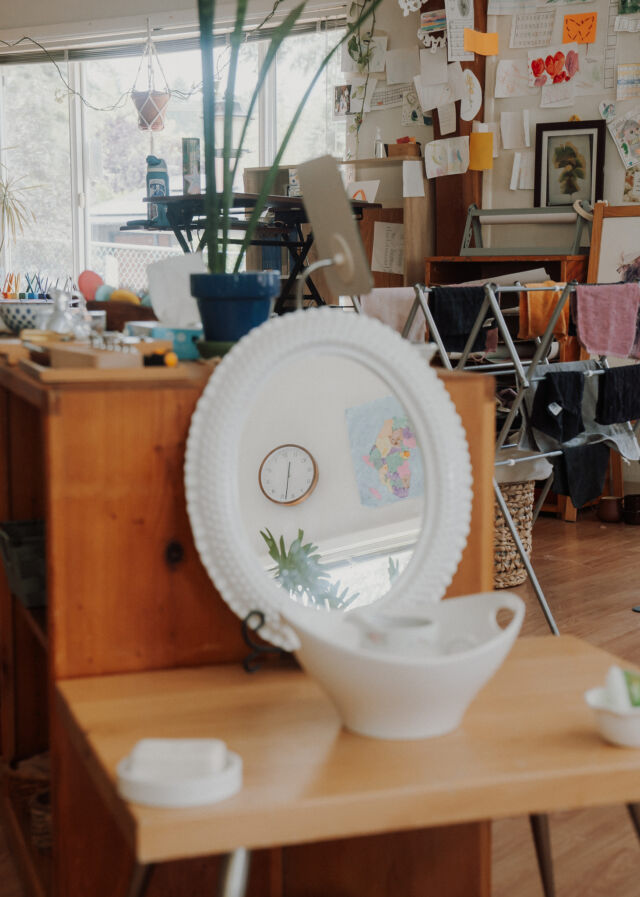 A mirror and plate on the classroom shelf